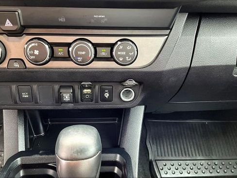 Used 2019 Toyota Tacoma TRD Off-Road AWD/4WD image 18