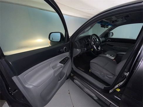 Used 2015 Toyota Tacoma PreRunner image 11