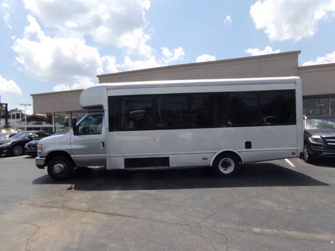 Used 2012 Ford E-450 and Econoline 450 Super Duty w/ Shuttle Bus Prep Pkg RWD image 3