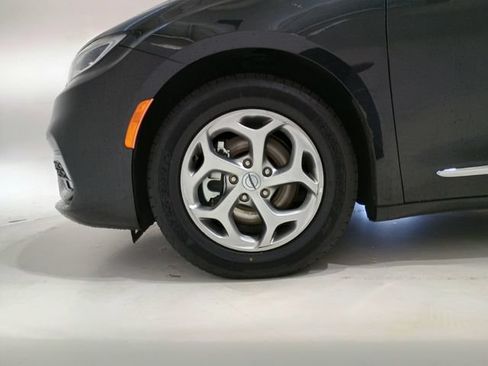Used 2023 Chrysler Pacifica Limited FWD image 7