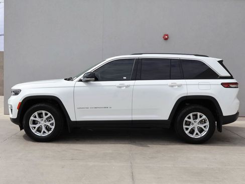 Used 2023 Jeep Grand Cherokee Limited w/ Trailer Tow Prep Group (B) AWD/4WD image 2