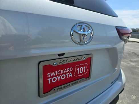 Used 2025 Toyota Highlander LE AWD/4WD image 16