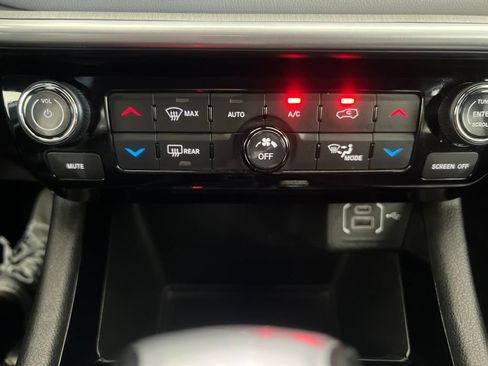 Used 2025 Jeep Compass Limited AWD/4WD image 39