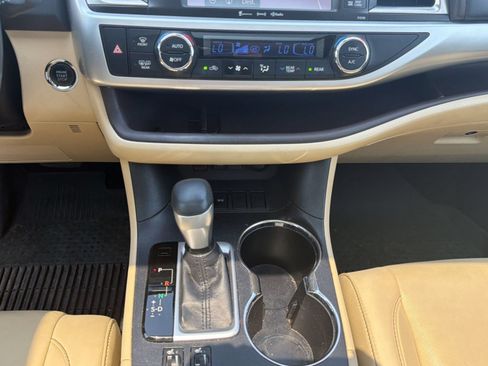 Used 2019 Toyota Highlander XLE FWD image 17