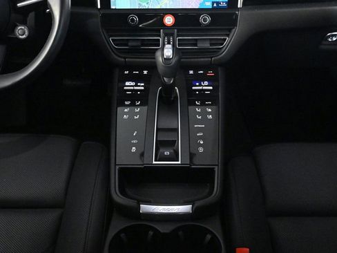 Certified 2023 Porsche Macan S image 17