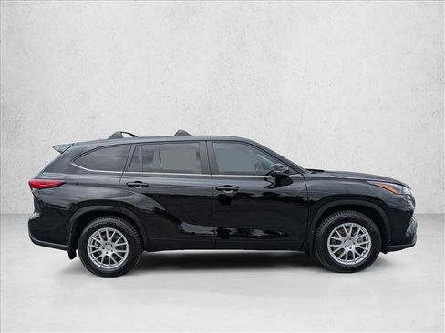 Used 2023 Toyota Highlander LE AWD/4WD image 4