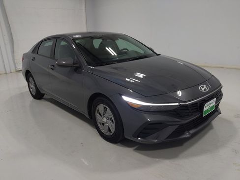Used 2025 Hyundai Elantra SE FWD image 13