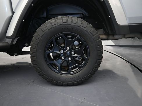 Used 2022 Jeep Gladiator Willys image 9