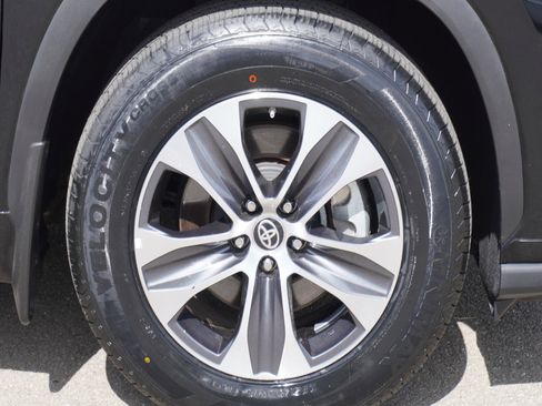 Used 2024 Toyota Highlander XLE image 5