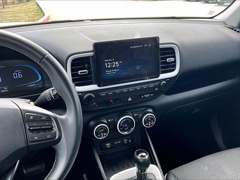 Used 2023 Hyundai Venue Limited image 8