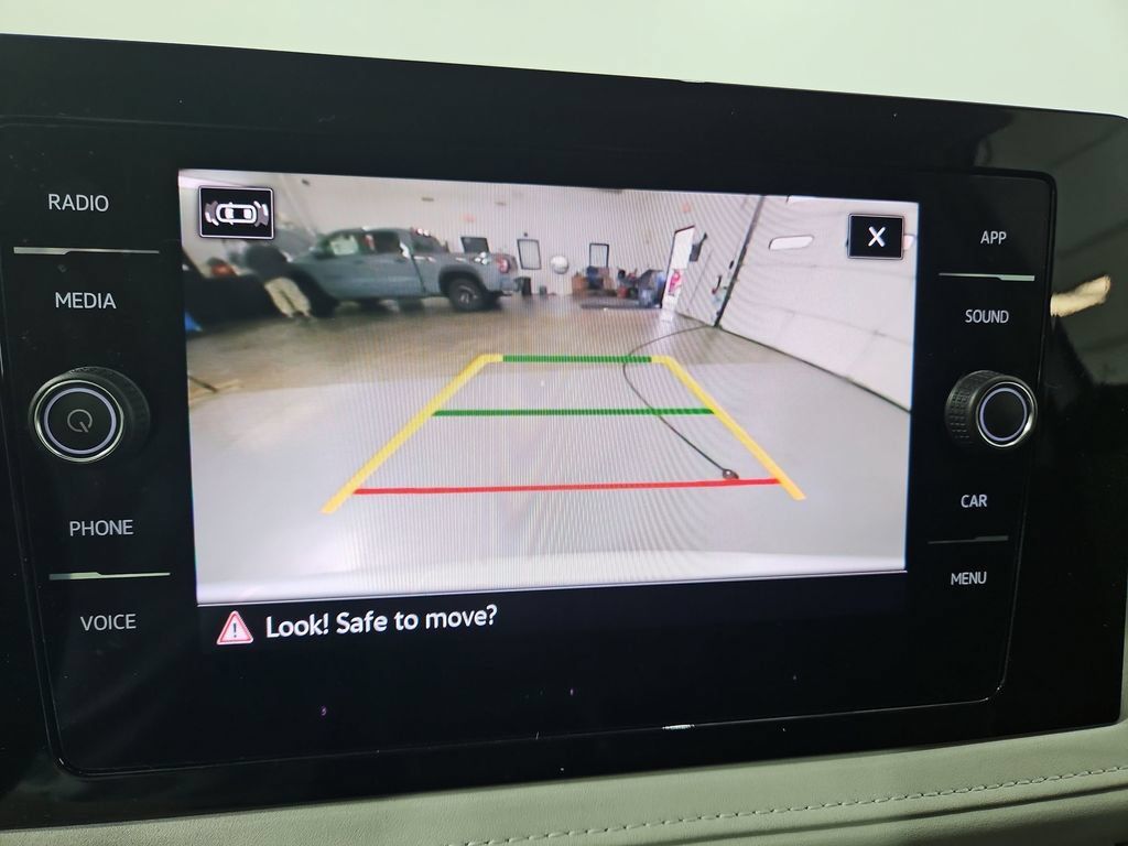 Used 2025 Volkswagen Taos SE w/ Panoramic Sunroof Package FWD image 22