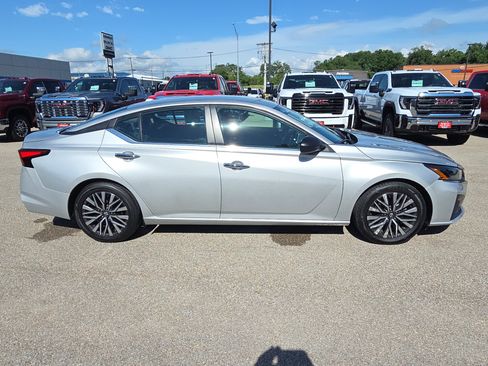 Used 2024 Nissan Altima 2.5 SV FWD image 9