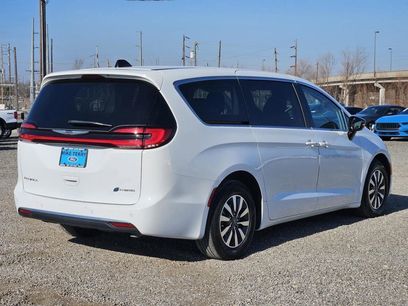 Used 2024 Chrysler Pacifica Select