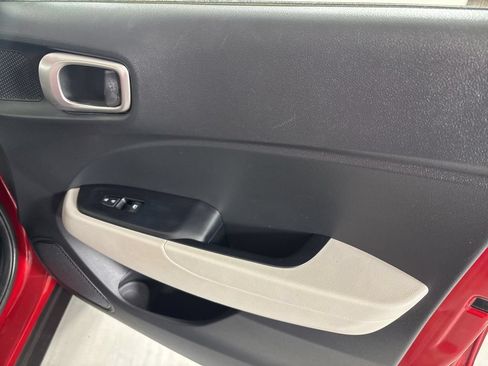 Used 2025 Hyundai Venue SEL FWD image 15