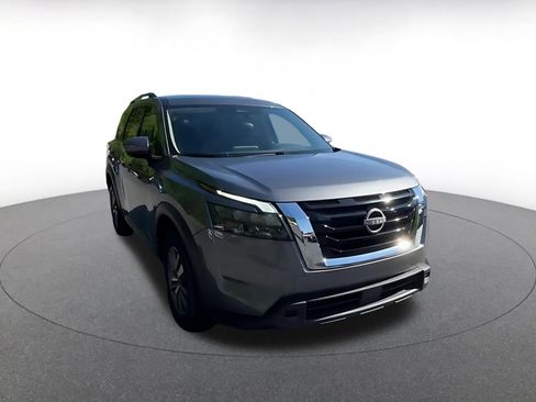 Used 2025 Nissan Pathfinder SV FWD image 3