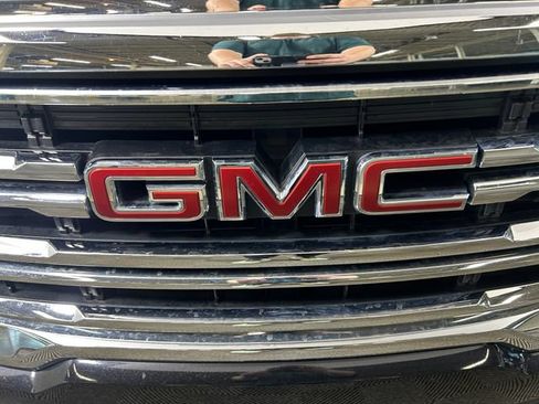 Used 2023 GMC Acadia SLE FWD image 10