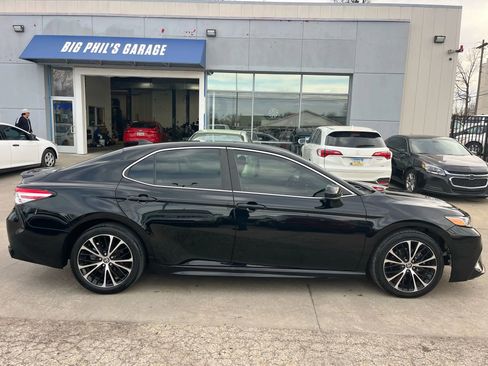 Used 2020 Toyota Camry SE image 2