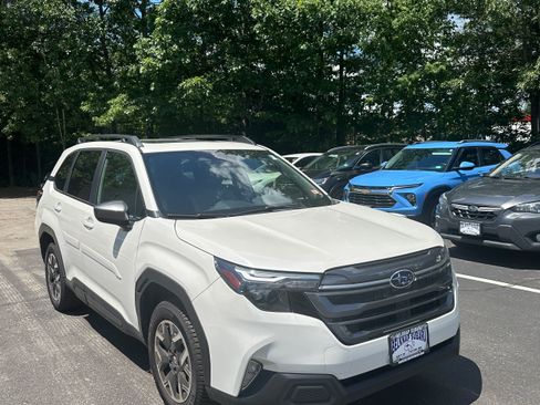 Used 2025 Subaru Forester Premium AWD/4WD image 3