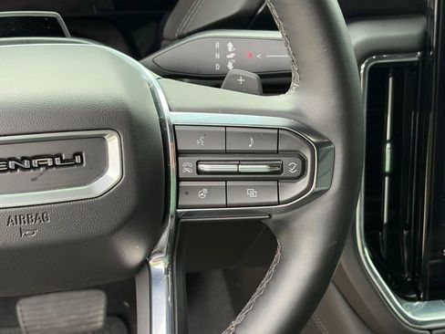 Used 2025 GMC Yukon Denali w/ Advanced Technology Package AWD/4WD image 23