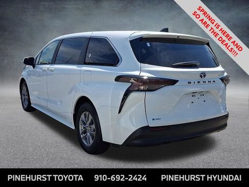 Used 2025 Toyota Sienna LE image 5