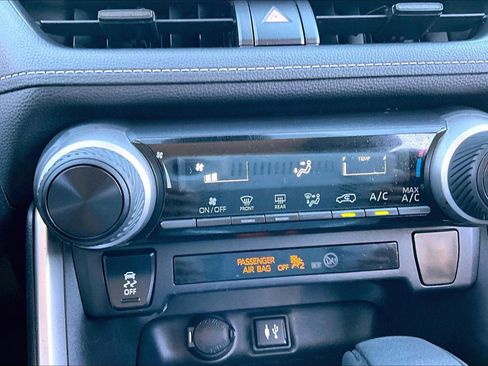 Used 2019 Toyota RAV4 LE image 31