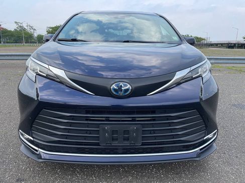 Used 2023 Toyota Sienna XLE AWD/4WD image 3
