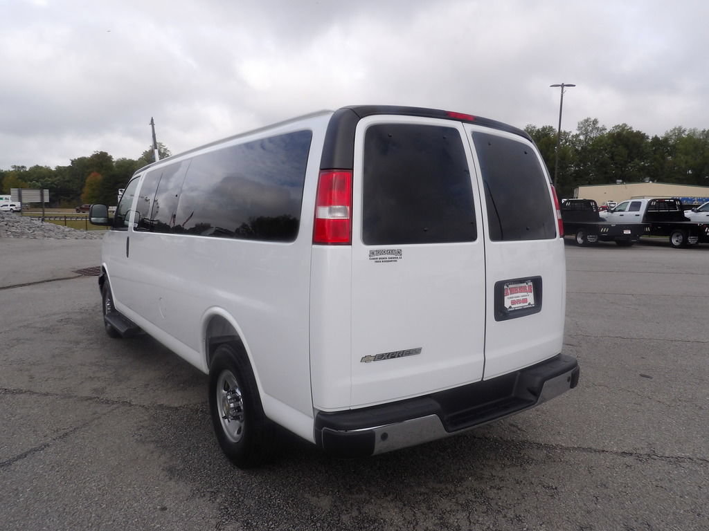 Used 2025 Chevrolet Express 3500 LT w/ LT Preferred Equipment Group RWD image 5