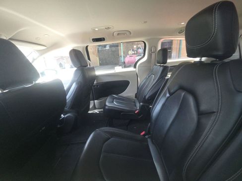 Used 2023 Chrysler Pacifica Touring-L FWD image 4