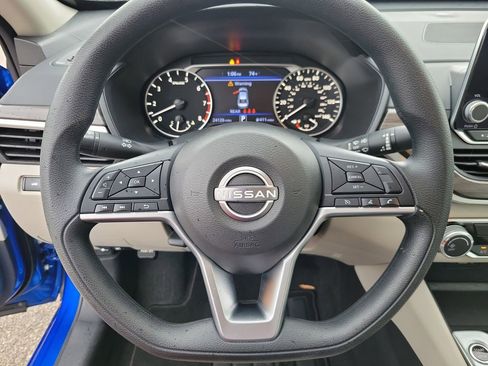 Used 2025 Nissan Altima 2.5 SV FWD image 17