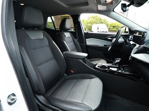 Used 2024 Chevrolet Trax LT w/ Sunroof Package FWD image 26