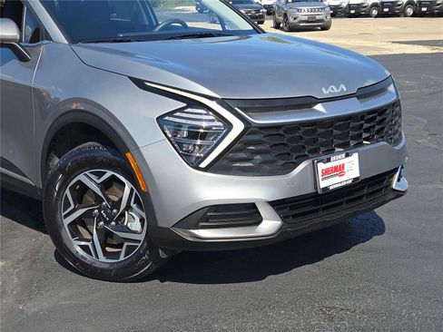 Used 2024 Kia Sportage LX image 2