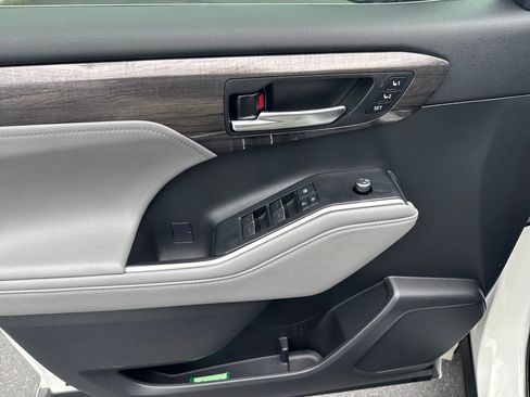 Used 2020 Toyota Highlander Platinum FWD image 12