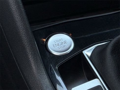 Certified 2025 Volkswagen Taos SE image 22