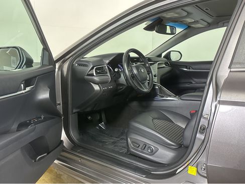 Used 2018 Toyota Camry SE image 2