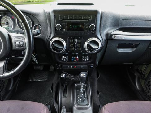 Used 2015 Jeep Wrangler Unlimited Sahara AWD/4WD image 17