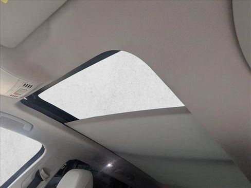 Used 2022 Volkswagen Tiguan SE image 15