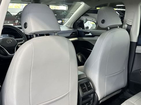 Certified 2024 Volkswagen Taos SE FWD image 23