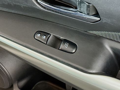 Used 2018 Nissan Kicks SV FWD image 29