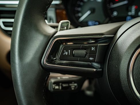 Certified 2025 Porsche Macan image 34