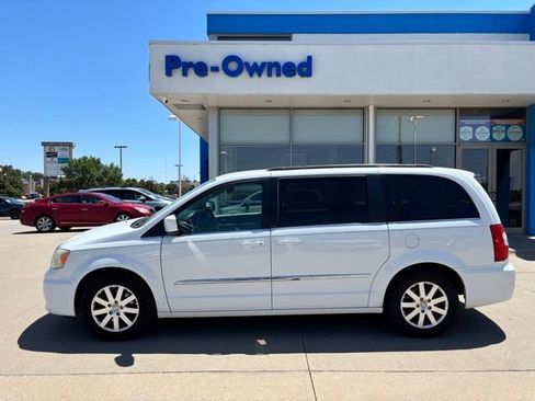 Used 2014 Chrysler Town & Country Touring FWD image 8