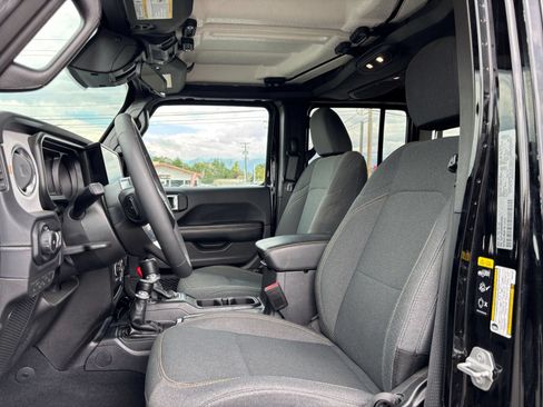 Used 2025 Jeep Wrangler Unlimited Sahara AWD/4WD image 27