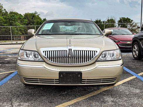 Used 2006 Lincoln Town Car Signature Limited image 2