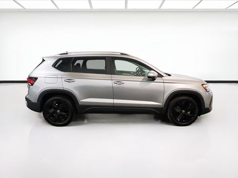 Used 2025 Volkswagen Taos SE w/ Panoramic Sunroof Package FWD image 24