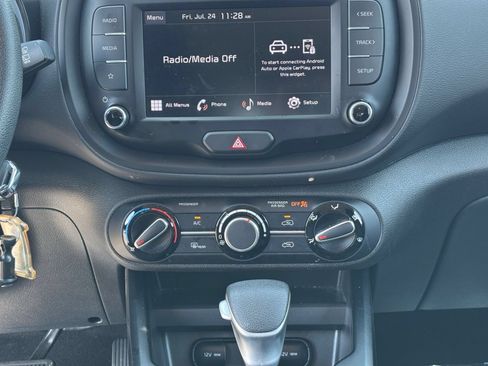 Used 2025 Kia Soul LX w/ LX Technology Package FWD image 16