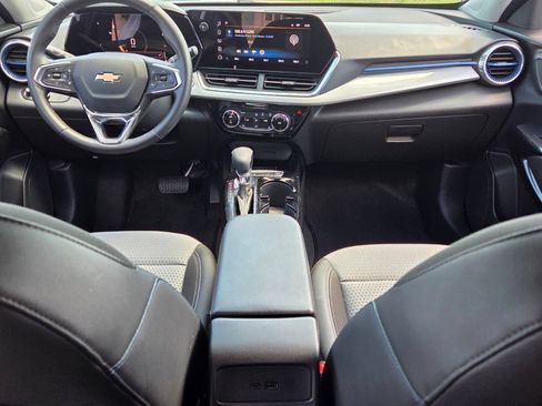 Used 2025 Chevrolet Trax LT w/ LT Convenience Package FWD image 8