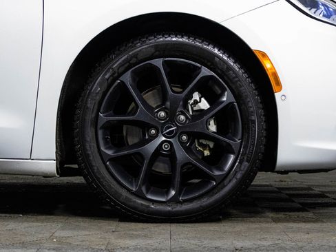 Used 2021 Chrysler Pacifica Touring-L w/ Uconnect Theater Family Group image 45