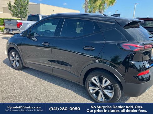 Used 2023 Chevrolet Bolt EUV LT w/ Convenience Package FWD image 9