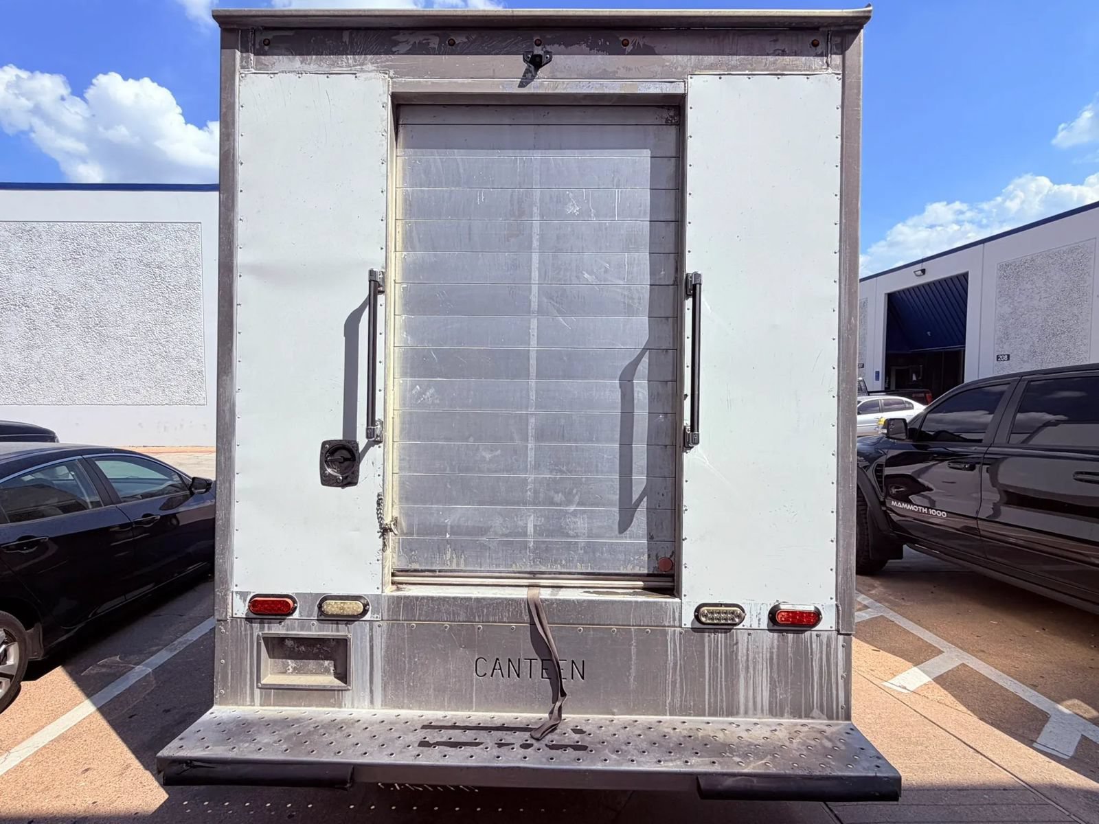 Used 2016 Chevrolet Express 4500 RWD image 4