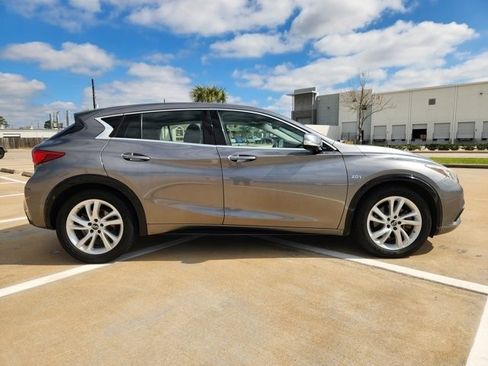 Used 2018 INFINITI QX30 image 4