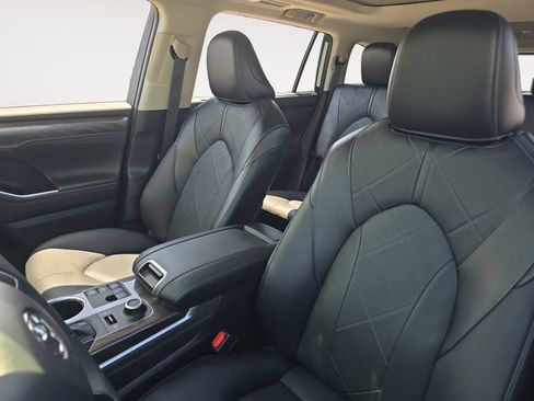 Certified 2025 Toyota Highlander Platinum AWD/4WD image 9